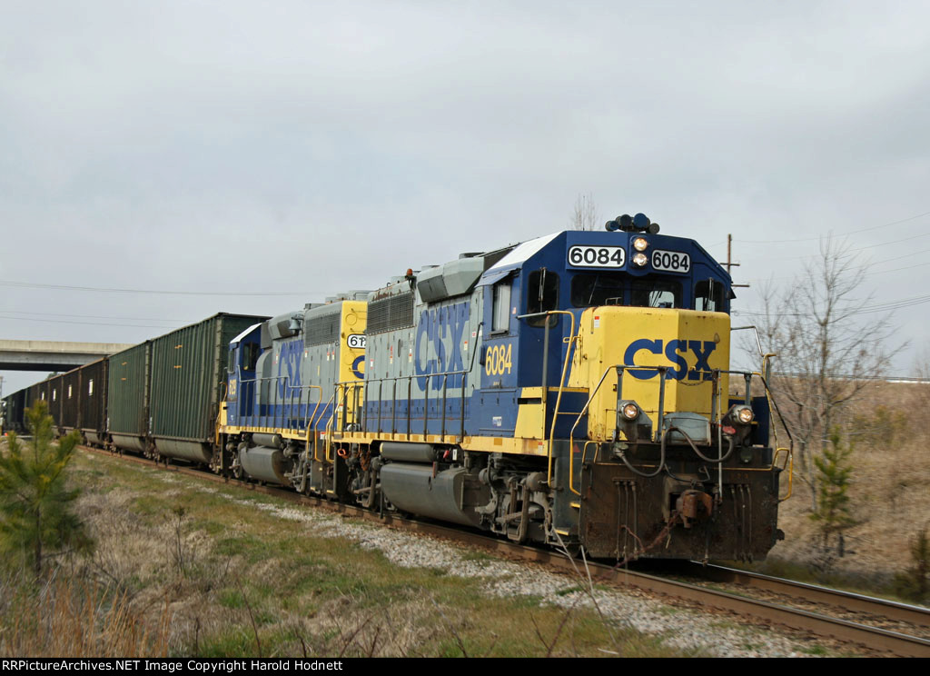 CSX 6084 leads train F724 eastbound 